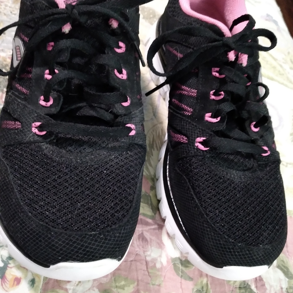 Sketches women size 9